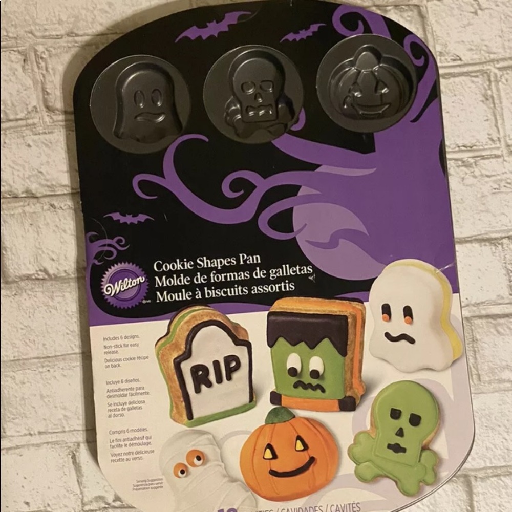 Wilton - Halloween 3D cookie sheet pan NEW